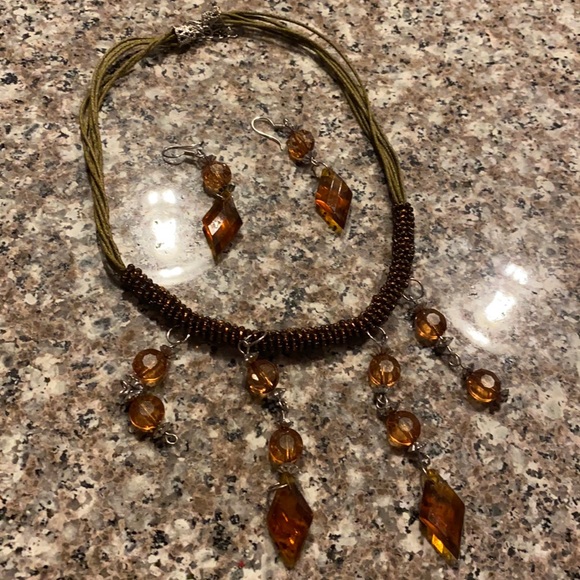 Acrylic dangling necklace with hunter green, orange & silver & matching earrings - Picture 5 of 10